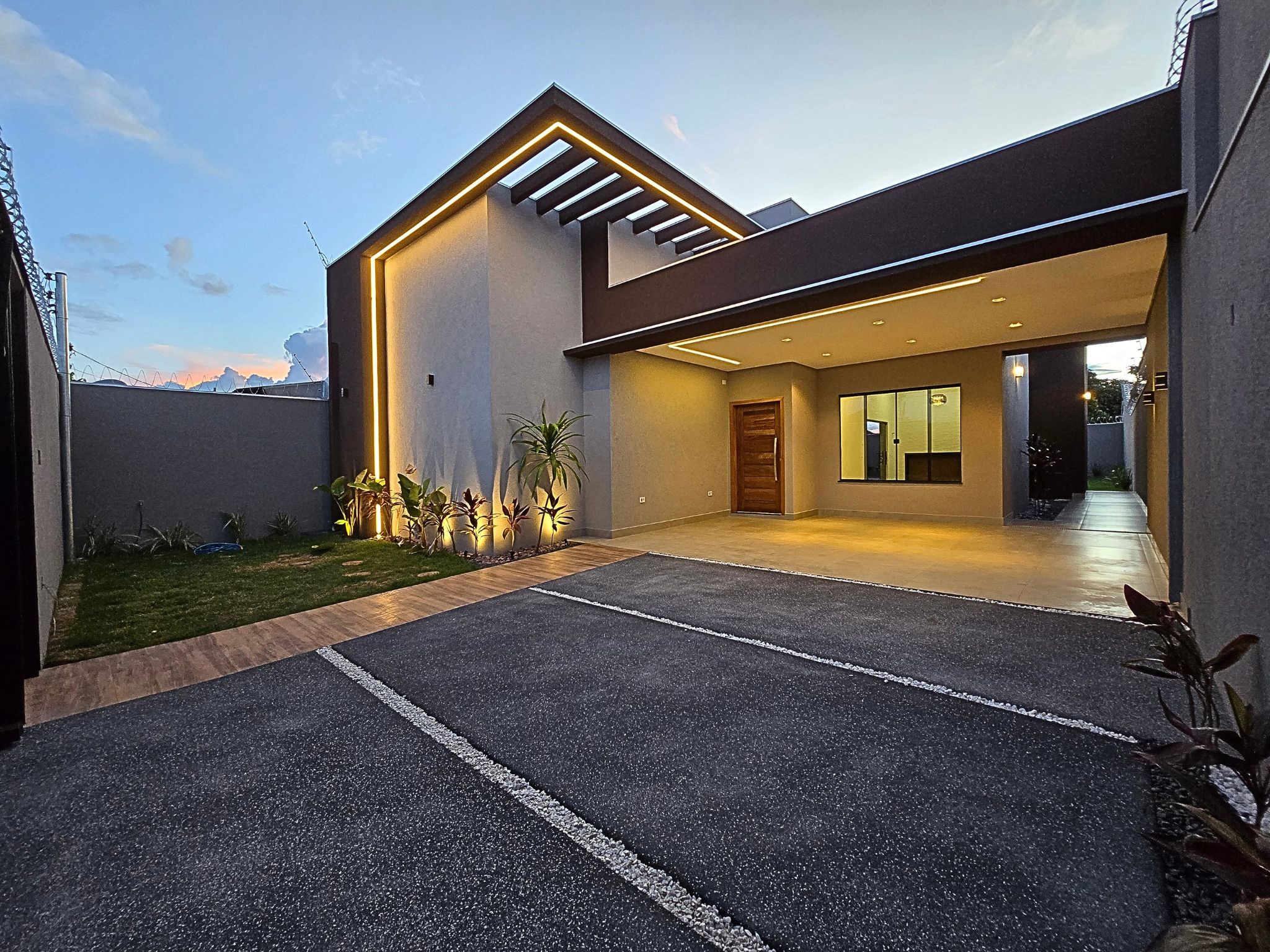 Linda Casa Térrea de Alto Padrão no Bairro Rita Vieira